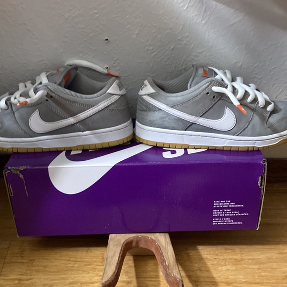 Sb dunk low grey wolf gum 7 in men's 8.5 womens with box used - Picture 6 of 9